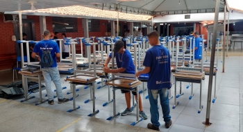Educação reforma quase 25 mil conjuntos de mesas e cadeiras escolares da rede pública